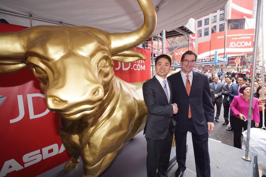 劉強(qiáng)東在時代廣場金牛前