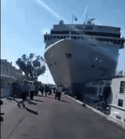 巨型游輪沖向海港 驚悚！ 巨型游輪直接沖向威尼斯海港 人群慌亂躲避失聲大哭