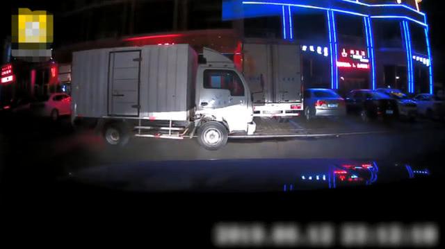 行車不規范 妻子起步連撞5車  丈夫絕望咆哮3連吼