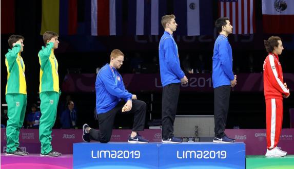 美運動員領(lǐng)獎下跪 抗議不公稱這是表達對特朗普的不滿