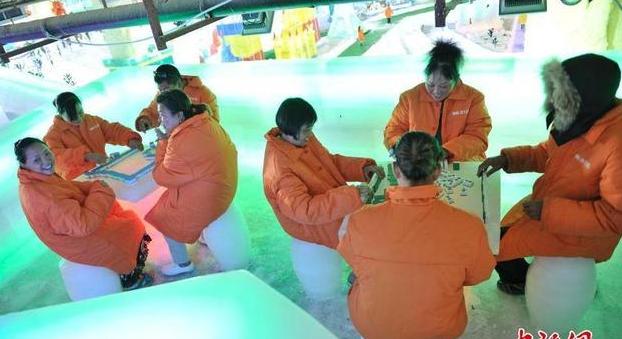 坐冰桶內打麻將 不愧是安逸會玩的重慶人