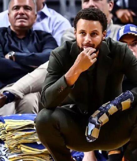 庫里再次接受手術(shù) 移除鋼釘?shù)赡軙毕惣臼Ｓ嗳勘荣? />
</p>
<p>
	庫里在北京時間10月31日對陣太陽比賽第三節(jié)進(jìn)行到8分31秒時受傷離場，隨后被診斷為左手第二掌骨骨折。庫里在北京時間11月2日接受了首次左手骨折修復(fù)手術(shù)，當(dāng)時預(yù)計將缺席3個月。
</p>
<p>
	此前庫里在做客《NBC體育》的一檔節(jié)目時談到了受傷之后每一個階段的內(nèi)心變化，庫里表示，在當(dāng)時受傷之后，第一個階段就是很難接受受傷的現(xiàn)實;而后，在接受診斷的過程中，身旁沒有人告訴自己傷情，自己卻是逗笑了身旁的人，想要讓自己分散注意力，在得知骨折之后，當(dāng)時還不了解這意味著什么;當(dāng)開始了解到傷病需要讓自己缺陣至少5周的時間時，自己還覺得可以應(yīng)付，這個時候更多是焦慮;最終，自己得知是第二掌骨骨折，需要接受手術(shù)，并且至少要缺席3-4個月的時間，甚至是5-6個月，這個時候是絕望的;但終究是需要接受現(xiàn)實，<span style=